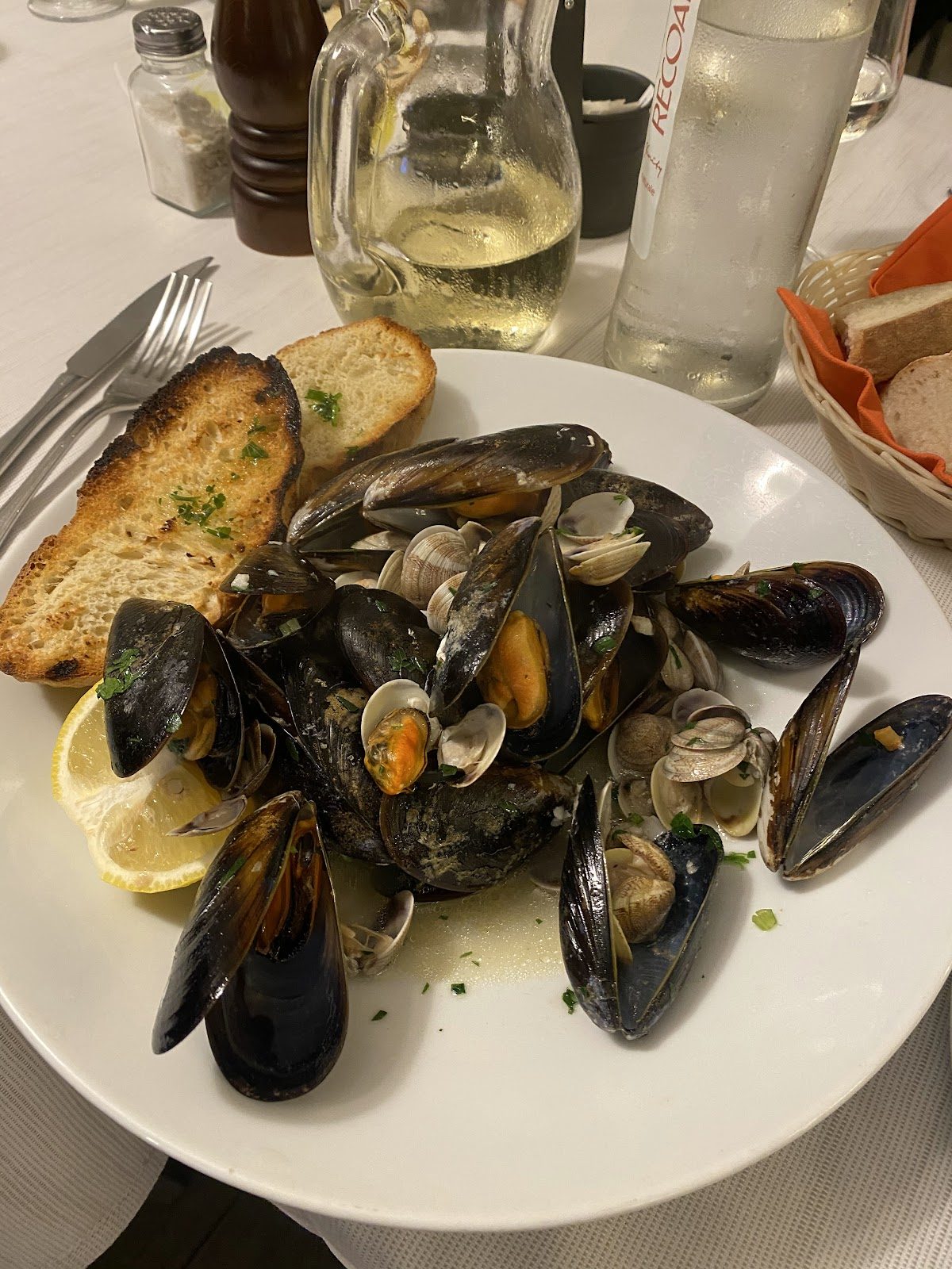 Cozze e vongole con crostini e vino bianco serviti al Ristorante Capri di Modena